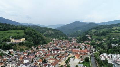 Snimak Fojnice, grada iz Bosni i Hercegovini, iz vazduha. Kuće i zgrade u Fojnici. Centar grada, pogled prema Pavlovcu.