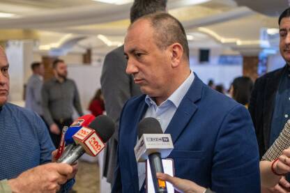 Igor Crnadak Игор Црнадак српски је политичар, економиста и новинар. Садашњи је народни посланик у Народној скупштини Републике Српске и потпредсједник Партије демократског прогреса. Бивши је министар иностраних п