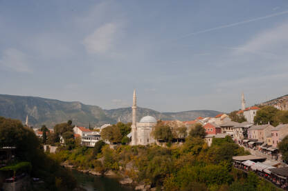 Koski Mehmed-pašina džamija Pogled sa Starog mosta na Koski Mehmed-pašinu džamiju