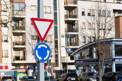 Saobraćajni znakovi za kružni tok Znakovi za kružni tok saobraćaja i ustupanje prvenstva prolaza