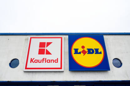 Lidl i Kaufland natpisi na supermarketu. Lidl i Kaufland natpisi na supermarketu. Njemački međunarodni diskontni trgovački lanac. Kaufland i Lidl trgovina u gradu. Logo.