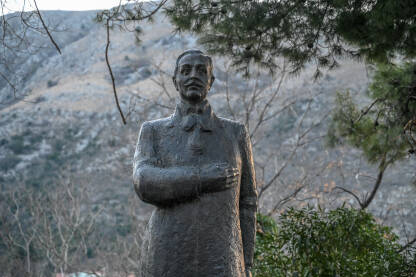 Statua Alekse Šantića u Mostaru. Statua Alekse Šantića u Mostaru.