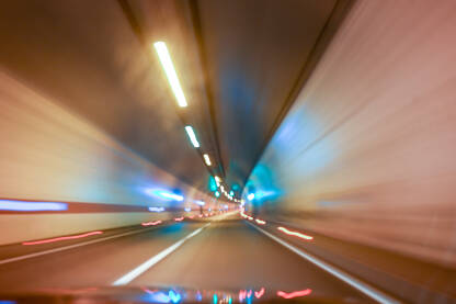 Brza vožnja kroz tunel Zamućena fotografija asfaltne ceste u tunelu. Vožnja kroz osvjetljeni tunel. Pogled vozača cestu u tunelu.