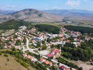 Bosansko Grahovo, Bosna i Hercegovina. Snimak dronom na zgrade i kuće u centru grada.