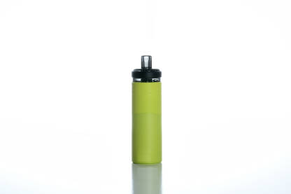 Zelena elektricna cigareta izolovana na bijeloj pozadini