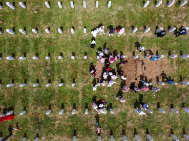 Groblje u Memorijalnom centru Srebrenica Srebrenica, Potočari, BiH: Snimak dronom na nadgrobne spomenike u Memorijalnom centru Potočari, Srebrenica. Sahrana / dženaza žrtava na groblju.