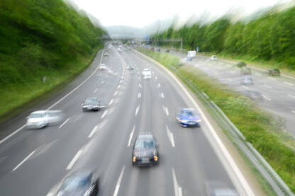 Automobili na autoputu. Automobili na autoputu. Vožnja automobilom. Pokretni automobili, autobusi.