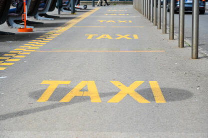Taxi štand u gradu. Taxi stajalište. Taxi štand u gradu. Oznaka za taxi stajalište.