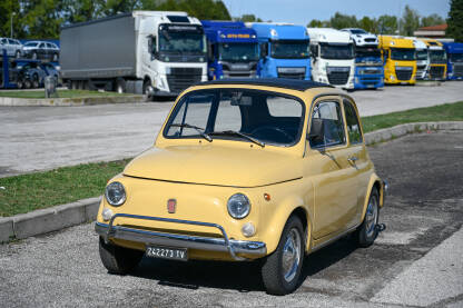 Stari Fiat 500 na parkingu. Stari Fiat 500 na parkingu. Legendarni talijanski Fiat 500.