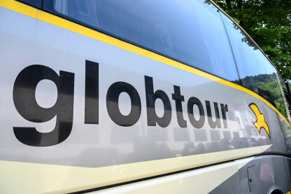 Autobus Globtour Logo Globtoura na autobusu. Usluga međunarodnog autobuskog prevoza.