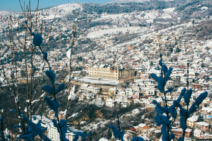 Zimska panorama Sarajeva, kasarna Jajce Pogled na sarajevsku Jajce kasarnu i dijelove sarajevskih mahala, okovanih u zimsku idilu.