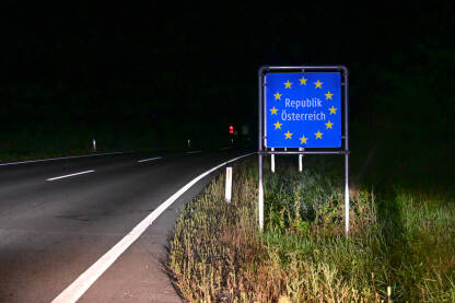 Tabla na ulazu u Republiku Austriju, noću. Tabla na ulazu u Republiku Austriju, noću. Saobraćajni znak na granici između Austrije i Mađarske. Republik Osterreich.