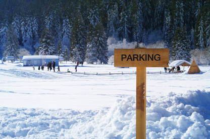 Parking Parking tabla na planini pod snijegom.