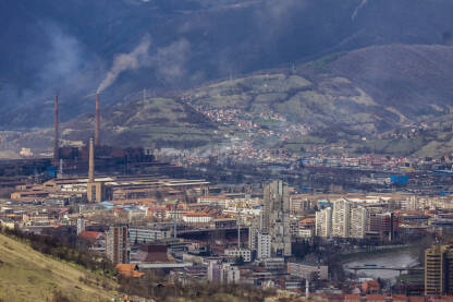 Zenica i industrijska zona Zenica, Bosna i Hercegovina, pogled na dio postrojenja Željezare Zenica (ArcelorMittal Zenica) i industrijsku zonu.