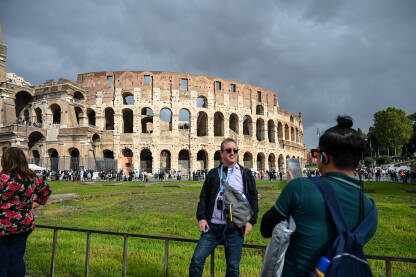 Rim, Italija: Koloseum u Rimu. Turisti ispred jedne od najpoznatijih znamenitosti na svijetu.