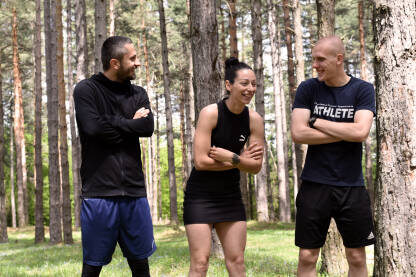 Fitness Grupa mladih ljudi na druženju. Smijeh nakon završenog treninga.