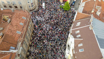 Ljudi na protestu Grupa ljudi na protestu, snimak dronom.