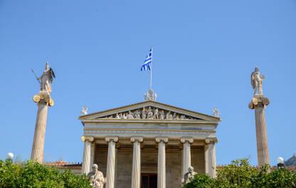 Atina, Grčka: Zgrada Atinske akademije. Zastava Grčke i kip.
