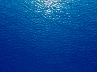 Duboko plavo more. Površina mora, snimak dronom.