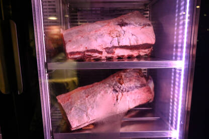 Dry aging meso Goveđe meso koje odležava u frižideru restoranu. Odležani biftek.