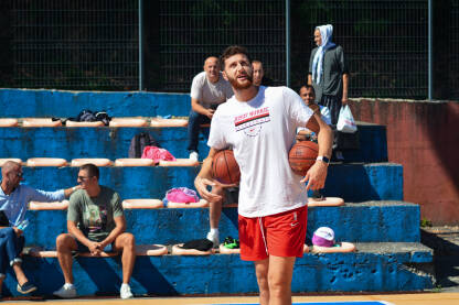 Košarkaš Jusuf Nurkić Reprezentativac BiH, član NBA kluba Portland Trail Blazers Jusuf Nurkić je nakon Vukovara organizovao košarkaški kamp u Srebrenic gdje je nastupilo više od 100 djece ih BiH i Hrvatske.