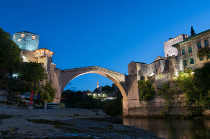 Stari most u Mostaru Stari most i rijeka Neretva u Mostaru u zoru