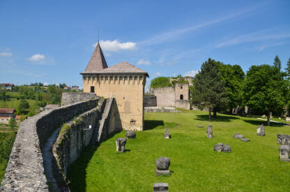 Stari grad Ostrožac Stari grad Ostrožac, Cazin, BiH. Srednjovjekovna utvrda. Kameni zidovi i kule na starom dvorcu.