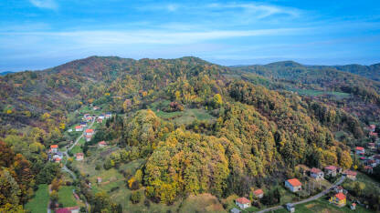 Obronci Majevice u jesen Jesen u selu na obroncima Planine Majevice,fotografija iz zraka.