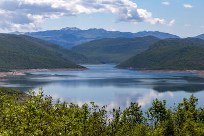 Bilećko jezero Bilećko jezero je vještačko jezero koje se nalazi na teritoriji opštine Bileća. Nastalo je izgradnjom brane Grančarevo na reci Trebišnjici blizu grada Bileće 1968. godine.