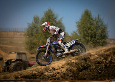 Motocross utrka Vozač cross motora tokom trke. Motocross trka. Takmičenje u vožnji cross motora.