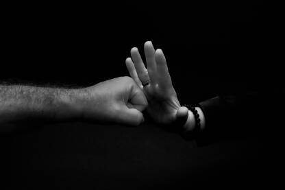 Ženska ruka blokira mušku pesnicu. Žrtva nasilja se suprotstavlja nasilniku.

Fotografija besplatna za ilustrovanje medijskih sadržaja o nasilju, svako drugo korištenje je zabranjeno.

Autorka: Amira Skopljak