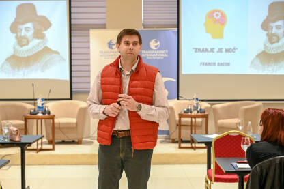 Faruk Hadžić, ekonomski analitičar Faruk Hadžić, ekonomski analitičar. Doktor ekonomskih nauka i predavač na Univerzitetu Sarajevo School of Science and Techology (SSST).