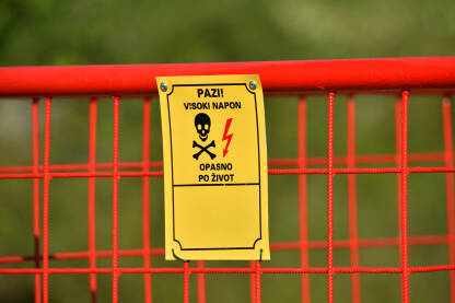 Visoki napon Znak pazi visoki napon opasno po život