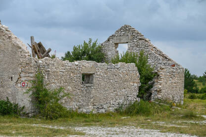 Razrušena stara kamena kuća na planini. Ostaci nekadašnje kuće.