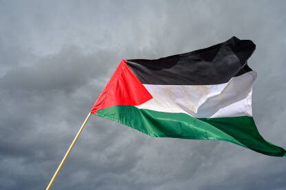 Zastava Palestine. Palestinska zastava. Zastava Palestine. Palestinska zastava naspram oblačnog neba.