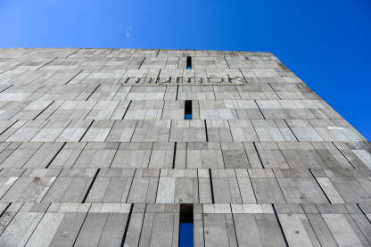 Beč, Austrija: Mumok - Muzej moderne umjetnosti. Beč, Austrija: Mumok - Muzej moderne umjetnosti u Museumsquartieru. Muzej posjeduje zbirku od 10.000 djela moderne i savremene umjetnosti.