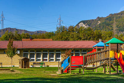 Obdanište Pčelica, Jablanica Dječiji vrtić Pčelica Jablanica. Park za igru ispred vrtića.