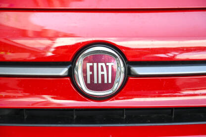 Fiatov logo na automobilu. Fiatov znak. Fiat je najveći italijanski proizvođač automobila. Oznaka FIAT na vozilu.