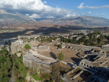 DJI_0607 Gjirokaster, Albanija. Stari grad Gjirokaster, snimak dronom.
