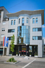 Zgrada Opština Bratunac Bratunac je dobio novu administrativnu zgradu Opštine Bratunac koja je izgrađena na mjestu starog i dotrajalog objekta.