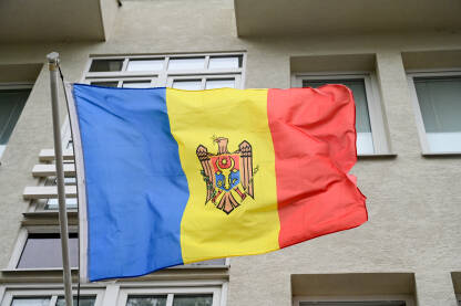 Zastava Republike Moldavije Državna zastava Republike Moldavije. Plava, žuta i crvena boja zastave sa grbom Moldavije