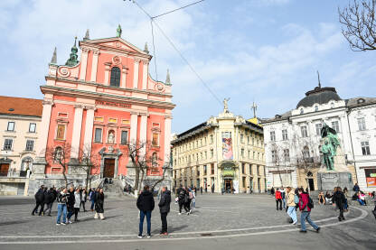 Ljubljana, centar grada Ljubljana, Slovenija: Ljudi šetaju centrom grada. Prešeren trg u Ljubljani.