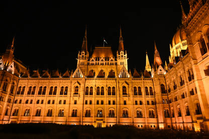 Budimpešta, Mađarska: Zgrada parlamenta. Mađarski parlament noću. Osvijetljena zgrada.