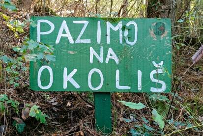 Tabla na trim stazi. Trim staza u prirodi. Tabla na trim stazi. Natpis - Pazimo na okoliš.