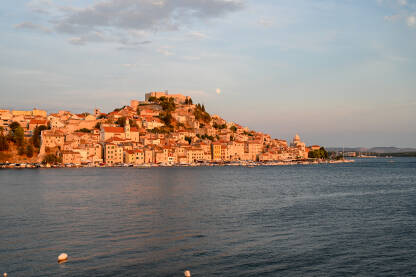 Šibenik Stari grad Šibenik, Dalmacija, Hrvatska. Zgrade, kuće, katedrala Sv. Jakova i tvrđava Sv. Mihovila na vrhu brda. Jadransko more i grad Šibenik tokom zalaska sunca.