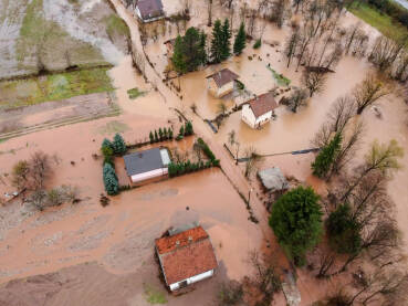 DJI_0690 (3) Poplavljena sela, polja, farme i kuće. Snimci dronom velikih poplava nakon kiša. Posljedice razorne riječne poplave i klizišta. Katastrofalne poplave. Nabujala rijeka.