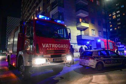 Vatrogasci i vatrogasni kamioni u blizini požara. Profesionalna vatrogasna jedinica Kantona Sarajevo. Vatrogasci i vatrogasni kamioni u blizini požara. Svjetla vatrogasnog kamiona bljeskaju noću. Grupa vatrogasaca na intervenciji. Profesionalna vatrogasna jedinica Kantona Sarajevo.