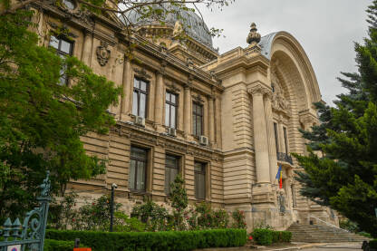 Sagrađena krajem 19. vijeka, CEC palata je sjedište državne rumunske banke, CEC banke.