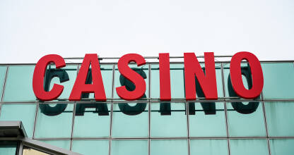 Znak Casino na zgradi. Znak Casino na zgradi. Simbol kockanja, ovisnosti i problema. Kasino.