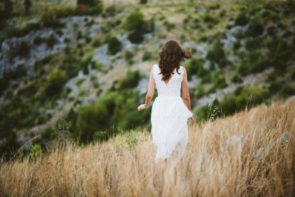 Žena u polju žute trave